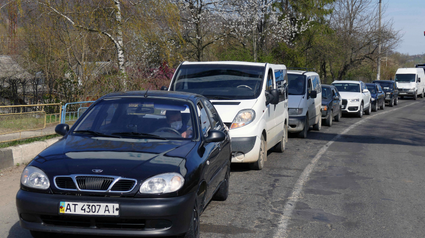 Бросают машины на границе: украинцы массово бегут в Молдавию от мобилизации
