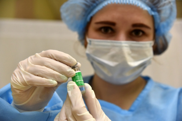 Могла вызывать тромбоз. Гигант AstraZeneca признал проблемы вакцины от коронавируса