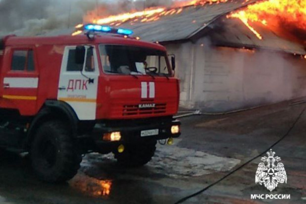 Мощный пожар на 1200 квадратов тушат на складе в Белгородской области
