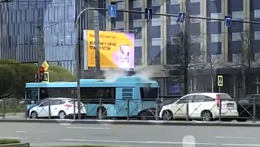 Лазурный автобус задымился во время движения в Санкт-Петербурге